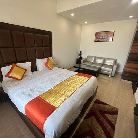 Hotel Royal Palace Hapur Exterior foto