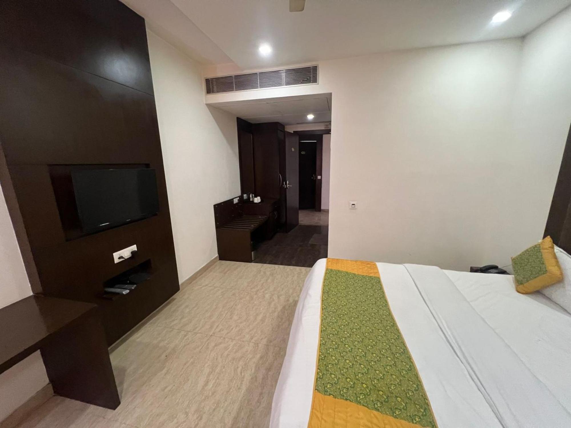 Hotel Royal Palace Hapur Exterior foto