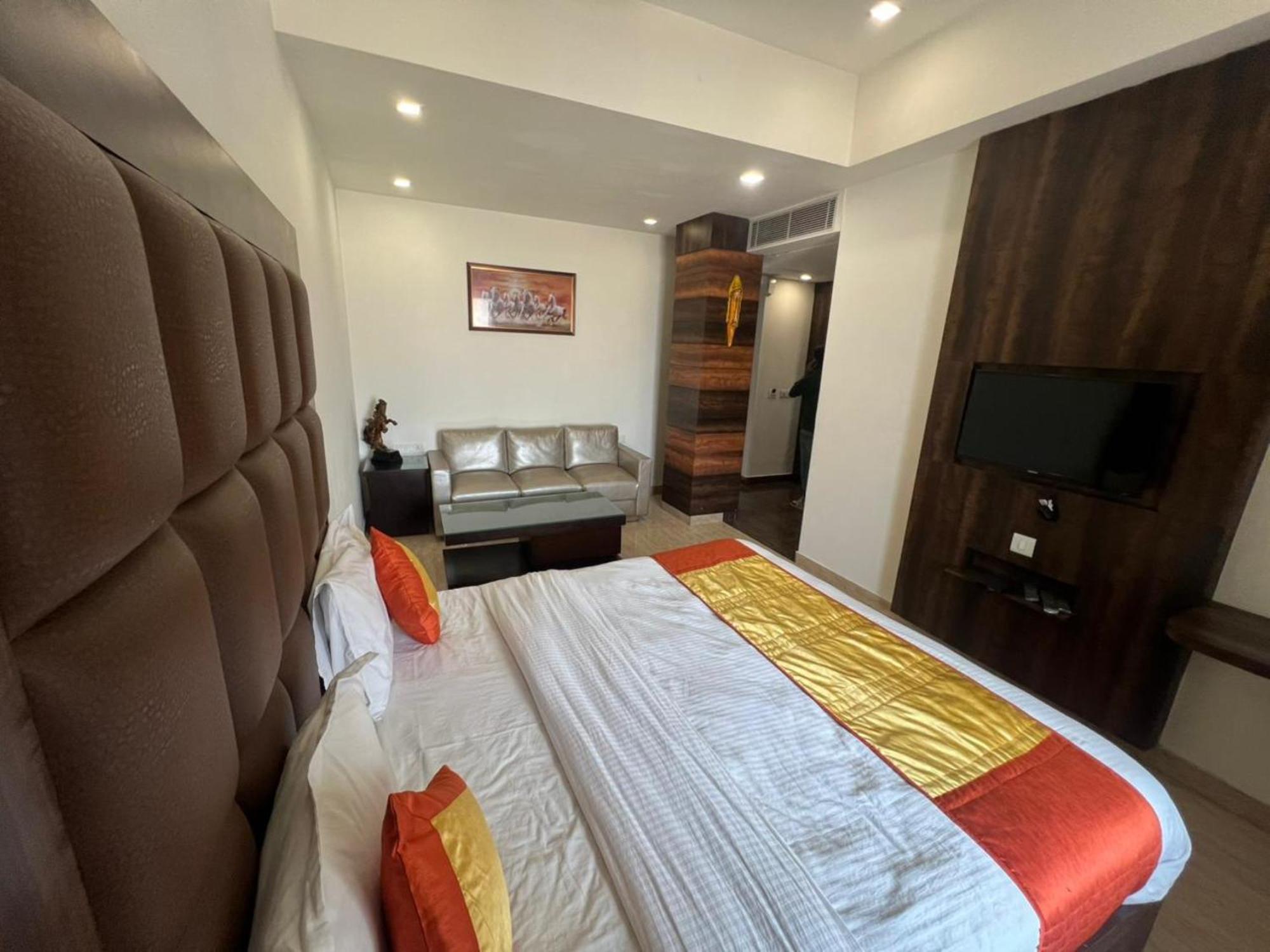 Hotel Royal Palace Hapur Exterior foto