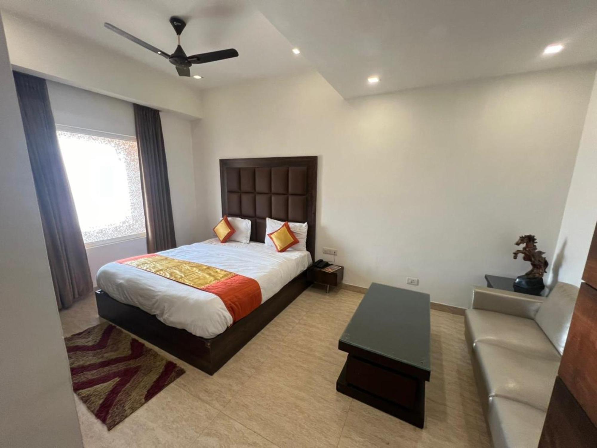 Hotel Royal Palace Hapur Exterior foto